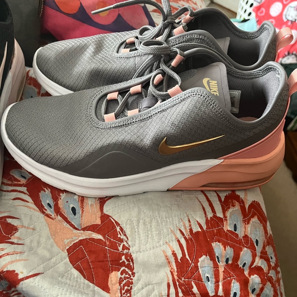 Preloved excellent pristine conditon Nike air max motion 2 sneakers
